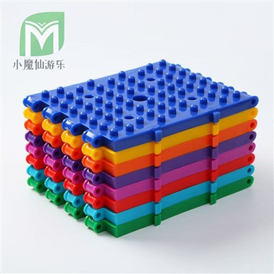 Fyra hörn regnbågens glid med boll